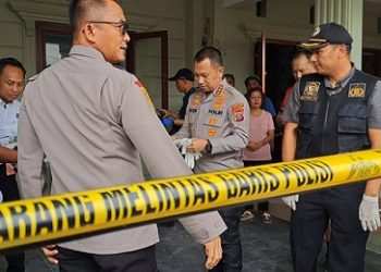 Kapolrestabes Medan, Kombes Pol Dr Jean Calvijn Simanjuntak, Kapolsek Kapolsek Sunggal Kompol Bambang G Hutabarat bersama Dirkrimum Polda Sumut, Kombes Pol Ricko Taruna Mauruh di Rumah Hakim Khamozaro Waruwu (Foto Ist)