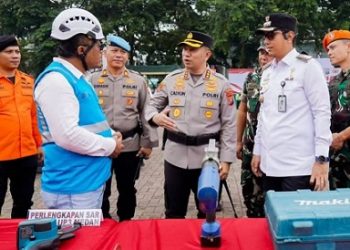 Kapolrestabes Medan, Kombes Pol Dr. Jean Calvijn Simanjuntak didampingi Wali Kota Medan Rico Tri Putra Bayu Waas saat apel Kesiapan Tanggap Darurat Bencana Hidrometeorologi Tahun 2025 di Lapangan Benteng Medan (Foto Ist)