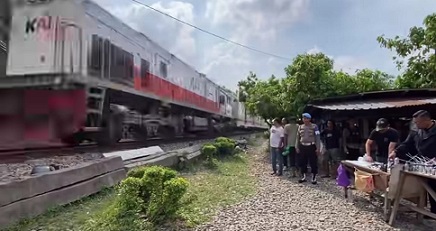 Satresnarkoba Polrestabes Medan, Rabu menggerebek sarang narkoba di Desa Serba Jadi Sunggal, Kabupaten Deli Serdang. (Foto Ist)