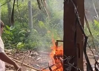 Sarang narkoba di kawasan Pria Laut, Sunggal yang digerebek barak-barak dipasangi kawat duri hingga akhirnya dibakar. (Foto Ist)