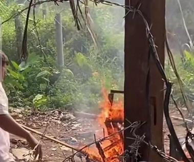 Sarang narkoba di kawasan Pria Laut, Sunggal yang digerebek barak-barak dipasangi kawat duri hingga akhirnya dibakar. (Foto Ist)