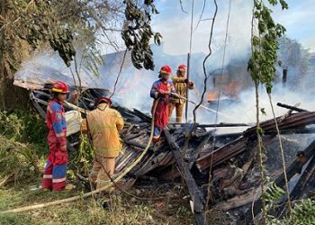 Petugas damkar saat memadamkan kobaran api