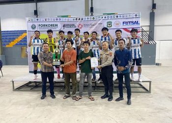KBO Sat Sampata IPTU Pitra Jaya SP. SH saat menyerahkan hadiah kepada yang juara 