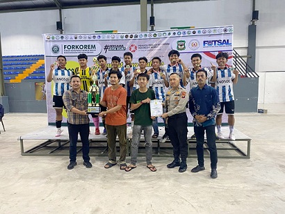 KBO Sat Sampata IPTU Pitra Jaya SP. SH saat menyerahkan hadiah kepada yang juara