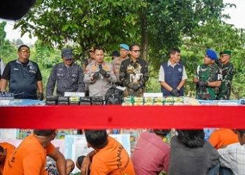 Kapolrestabes Medan, Kombes Pol Jean Calvijn didampinggi Kepala BNNP Sumut, Brigjen Pol (Purn) Drs. Toga H. Panjaitan, Kabid Brantas dan Intelijen Kombes Pol Charles Sinaga, Wali Kota Medan Rico Waas, Danpomdam I/BB Kolonel Cpm Henry Simanjuntak dan Kasat Narkoba Polrestabes Medan Kompol Rafly Yunus Nugraha, dan Kapolsek Sunggal Kompol Bambang Gunanti Hutabarat saat paparan kasus operasi diarea pinggiran Sungai Kampung Pria Laut 3, Kelurahan Lalang Medan Sunggal, Kota Medan. (Foto Ist)