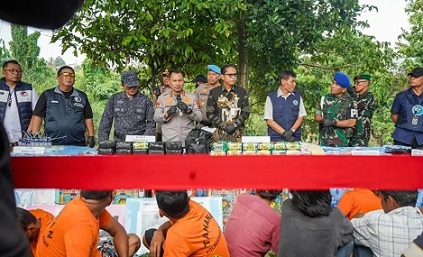 Kapolrestabes Medan, Kombes Pol Jean Calvijn didampinggi Kepala BNNP Sumut, Brigjen Pol (Purn) Drs. Toga H. Panjaitan, Kabid Brantas dan Intelijen Kombes Pol Charles Sinaga, Wali Kota Medan Rico Waas, Danpomdam I/BB Kolonel Cpm Henry Simanjuntak dan Kasat Narkoba Polrestabes Medan Kompol Rafly Yunus Nugraha, dan Kapolsek Sunggal Kompol Bambang Gunanti Hutabarat saat paparan kasus operasi diarea pinggiran Sungai Kampung Pria Laut 3, Kelurahan Lalang Medan Sunggal, Kota Medan. (Foto Ist)