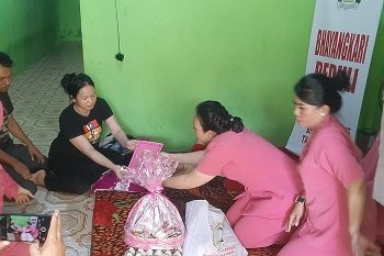 Ketua Bhayangkari Cabang Tanjungbalai, Ny. Cinthia Welman bersama pengurus Beri Bantuan untuk Anak Stunting dan Penderita Kanker