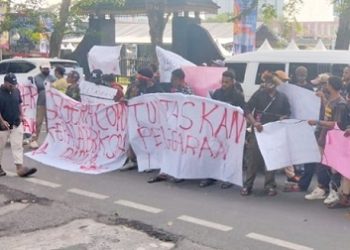 Massa Aliansi Mahasiswa Papua Demo di Gedung DPRD Sumut
