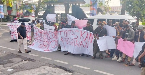 Massa Aliansi Mahasiswa Papua Demo di Gedung DPRD Sumut
