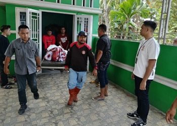 Jasad wanita yang tewas bunuh diri dievakuasi warga. (Foto Ist)