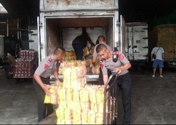 Kanit Binmas IPDA H. Matondang bersama Bhabinkamtibmas AIPDA H.E Pane dan AIPDA Yunus Sembiring melaksanakan pendampingan siswa Latja SPN Hinai Polda Sumut membantu masyarakat di Jalan Ade Irma Suryani