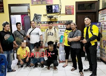 Ketiga pelaku saat diserahkan Kanit Jatanras IPDA Ricardo Rajagukguk S.Sos bersama tim ke Polsek Siantar Barat