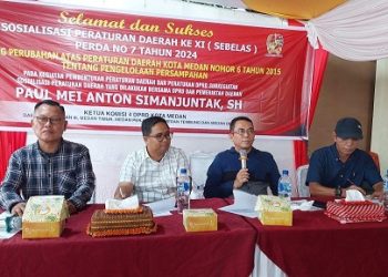 Anggota DPRD Medan Paul Mei Anton Simanjuntak SH saat sosper Perda No 7 Tahun 2024 tentang Perubahan atas Perda No 6 Tahun 2015 tentang pengelolaan Persampahan. (Foto Ist)