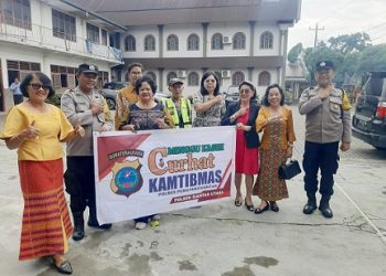 Bhabinkamtibmas AIPTU B.Purba dan AIPTU H. Damanik menggelar kegiatan Minggu Kasih Curhat Kamtibmas di Gereja GKPS Jalan SM. Raja