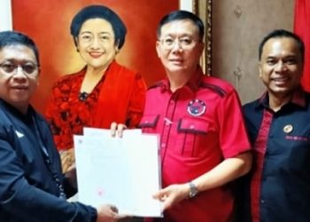 Ketua DPC PDI Perjuangan Kota Medan, Hasyim SE didampinggi Bendahara, Boydo HK Panjaitan SH saat menyerahkan sertifikat tanah dan bangunan kantor DPC PDI Perjuangan kepada Sekjen DPP, Hasto Kristiyanto, di Kantor DPP PDI-Perjuangan. (Foto Ist)