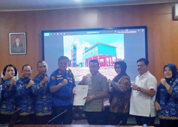 Ketua Pansus Ranperda Kota Medan tentang Pencegahan dan Penanggulangan Kebakaran (P2K) DPRD Medan Edwin Sugesti Nasution didampingi Wakil Ketua Pansus Lailatul Badri beserta anggota Jusup Ginting Suka usai pembahasan menyerahkan draf Raperda yang telah rampung kepada
Plt Kadis P2K Wandro Malau. (Foto Romulo)