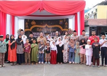 Wali Kota Pematangsiantar Wesly Silalahi SH MKn didampingi Ketua TP PKK Ny Liswati Sinaga bersama Kapolres Pematangsiantar AKBP Sah Udur Togi Marito Sitinjak SH SIK MH, menyerahkan tali asih pada acara Safari Kebangsaan Polda Sumut