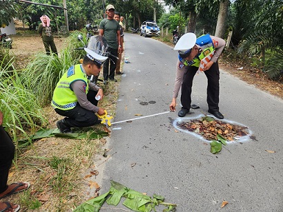 Personil Unit Gakkum Sat Lantas Polres Simalungun saat olah TKP