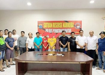 Ke 3 orang penyalahgunaan sabu dan barang bukti diapit tim gabungan Sat Resnarkoba Polres Pematangsiantar, Intel Korem 022/Pantai Timur dan Intel Kodim 0207/Simalungun