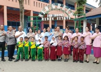 Kapolrestabes Medan, Kombes Pol Dr. Jean Calvijn Simanjuntak didampingi Ketua Bhayangkari Cabang Polretabes Medan, Ny. Nelly Calvijn Simanjuntak di SDN 106162 di Jalan Kapten Sihombing Desa Medan Estate Kecamatan Percut Sei Tuan Kabupaten Deliserdang (Foto Ist)