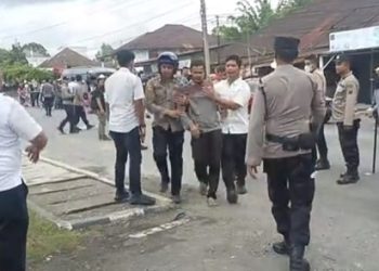 Kericuhan di Polres Dairi, dimana massa didemonasi emak-emak minta satu warga yang diamanakn diduga pengerusakan PT Gunung Raya Timber (Gruti) dibebaskan. (Foto Ist)