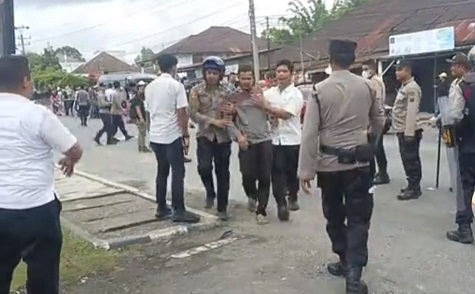 Kericuhan di Polres Dairi, dimana massa didemonasi emak-emak minta satu warga yang diamanakn diduga pengerusakan PT Gunung Raya Timber (Gruti) dibebaskan. (Foto Ist)