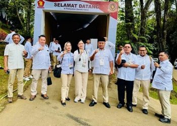 Jajaran pengurus DPD Partai Gerindra Sumut dan Ikrimah Hamidy Direktur Air Limbah PDAM Tirtanadi Sumut saat hadir dalam Taklimat Ketua Dewan Pembina Partai Gerindra Prabowo Subianto di Hambalang, Bogor. (Foto Ist)