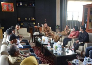 Wali Kota Tanjungbalai, Mahyaruddin Salim saat menerima audiensi dan bertemu para pengusaha tempat hiburan malam (THM) di Kota Tanjungbalai