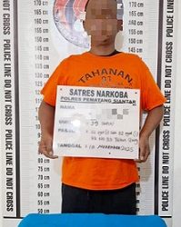 Tersangka RSAS alias Samson dan barang bukti