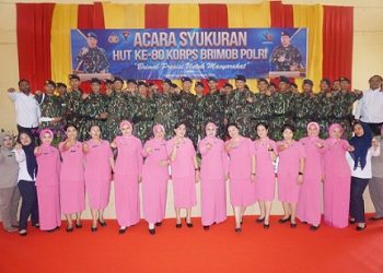 Danki 2 Batalyon B Sat Brimob Polda Sumut AKP Laurensius Siahaan, SH photo bersama para personil dan Bhayangkari di acara syukuran HUT ke 80 Korps Brimob Polri Tahun 2025