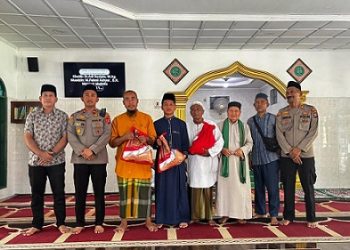 Kapolsek Sunggal Kompol Bambang G. Hutabarat bersama personel Polsek Sunggal menyerahkan paket sembako kepada pengurus Masjid Jami’ Tanjung Selamat, Tanjung Selamat Kecamatan Sunggal, Deli Serdang (Foto Ist)