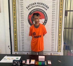 Tersangka Budi Pratama Niliwa kini beserta barang bukti sudah diserahkan ke Satuan Reserse Narkob Polres Simalungun