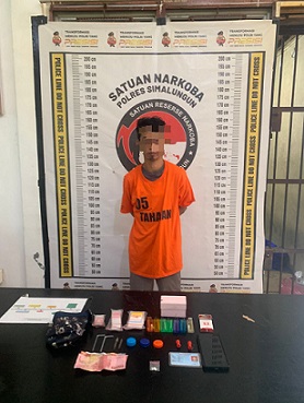 Tersangka Budi Pratama Niliwa kini beserta barang bukti sudah diserahkan ke Satuan Reserse Narkob Polres Simalungun