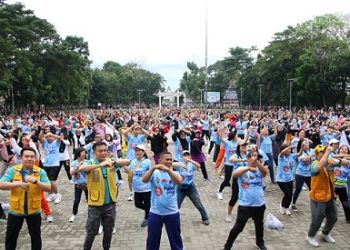 Wali Kota Pematangsiantar Wesly Silalahi SH MKn diwakili Sekda Junaedi Antonius Sitanggang SSTP MSi mengikuti Jalan Sehat Bersama Lions Club Pematangsiantar Merdeka