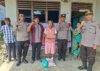 Polsek Tanah Jawa Salurkan Bantuan Sembako Melalui Program Minggu Kasih di Huta 1 Nagori Maligas Tongah