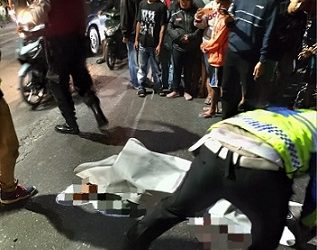 Personil Unit Gakkum Sat Lantas saat evakuasi jenajah pengendara kendaraan roda 2 di TKP