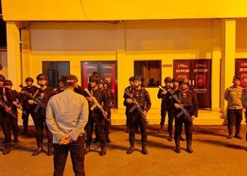 Kapolsek Sunggal Kompol Bambang G.Hutabarat saat memimpin patroli gabungan. (Foto Ist)