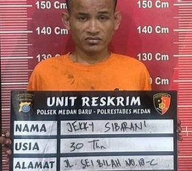 Pelaku Jekky Sibarani pelaku pencuri ponsel yang ditangkap Polsek Medan Baru. (Foto Ist)