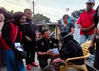 Ketua DPC PDI Perjuangan Kota Medan, Hasyim SE didampingi Paul Mei Anton Simanjuntak dan pengurus lainya saat menyerahkan bantuan kepada korban kebakaran 4 rumah semi permanen di Jalan Jermal 9, Gang Keluarga, Medan Denai. (Foto Ist)