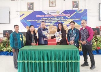 Rektor USI Dr. Sarintan Damanik, M.Si dan Deputi Bidang Kelembagaan dan Digitalisasi Koperasi, Kementerian Koperasi dan UKM Hendra Saragih SH. MH. M.Kn penandatangan nota kesepahaman atau MoU