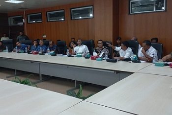 Sejumlah anggota DPRD Medan dari lintas Komisi 1, 2 dan 4 sepakat agar PT Agro Raya Mas di Kelurahan Sei Mati, Medan Labuhan ditutup setelah Rapat Dengar Pendapat (RDP). (Foto Romulo)