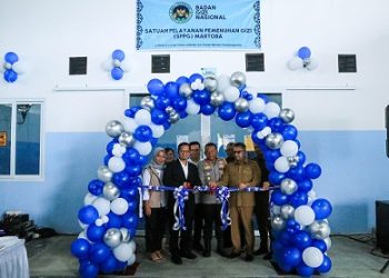 Wali Kota Pematangsiantar Wesly Silalahi SH MKn diwakili Plt Asisten Pemerintahan dan Kesejahteraan Rakyat (Kesra) Lahiri Amri G Hasibuan SSTP MAP menggunting pita sebagai tanda diresmikannya SPPG Martoba