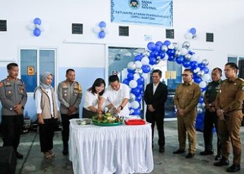 Pemilik Yayasan Putra Bahagia Darussalam Masli Andres dan isteri saat memotong nasi tumpeng peresmian SPPG Martoba