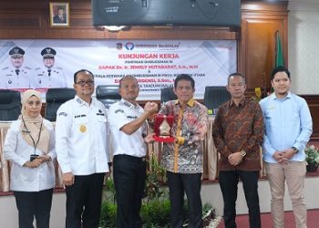 Wali Kota Tanjungbalai, Mahyaruddin Salim didampingi Wakil Wali Kota Muhammad Fadly Abdina memberikan plat cenderamata kepada Pimpinan Ombudsman RI Jemly Hutabarat