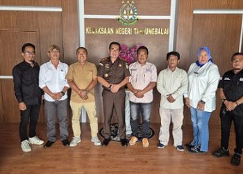 Kajari Tanjungbalai Bobon Robiana SH .MH didampingi Kasi Intelijen Juergen K. Marusaha Panjaitan menerima kunjungan audiensi Forwaka Kota Tanjungbalai
