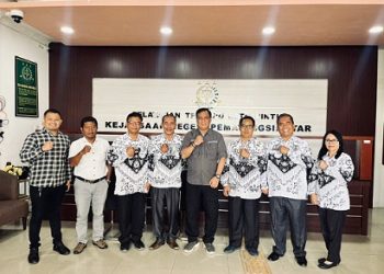 Kasi Intelijen Kejari Pematangsiantar Hery P. Situmorang, S.H. M.H didampingi Kasubsi II Lamhot Siburian SH photo saat menerima audiensi pengurus PGRI Kota Pematangsiantar