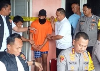 Kapolrestabes Medan Kombes Pol Jean Calvijn Simanjuntak saat paparan kasus pembunuhan mahasiswa UMA dengan menghadirkan tersangka dilokasi kejadian (Foto Ist)