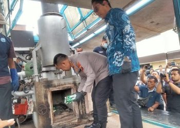 Kapolrestabes Medan Kombes Pol Jean Calvijn Simanjuntak didampingi Walikota Medan Rico Tri Putra Bayu Waas saat pemusnahan narkoba (Foto Ist)