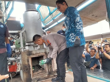 Kapolrestabes Medan Kombes Pol Jean Calvijn Simanjuntak didampingi Walikota Medan Rico Tri Putra Bayu Waas saat pemusnahan narkoba (Foto Ist)
