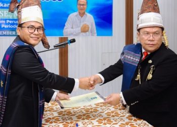 Wali Kota Pematangsiantar Wesly Silalahi SH MKn memimpin Pengambilan Sumpah/Janji Jabatan dan Penyerahan Surat Keputusan (SK) Wali Kota kepada Muliadi SE MM sebagai Direktur Umum Perumda Air Minum Tirta Uli Masa Jabatan 2025-2030.